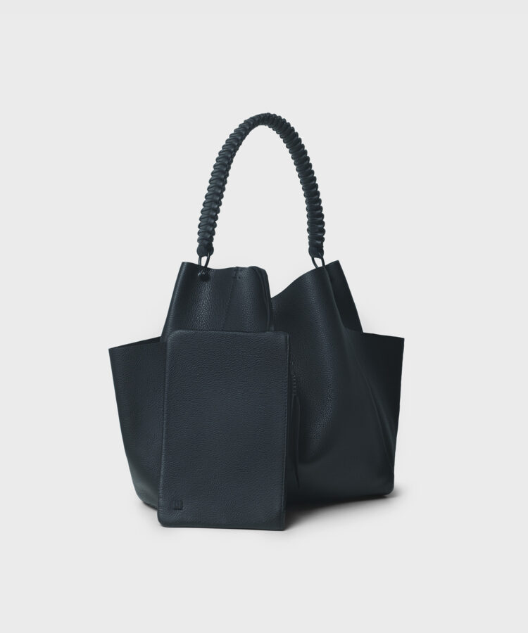 Shoulder Bag 23 in Black Grained Leather - Callista