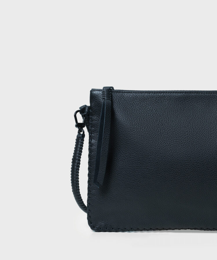 Maxi Pochette in Black Grained Leather