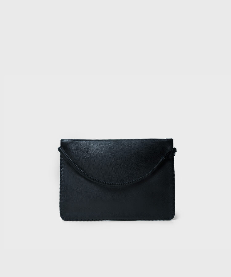 Maxi Pochette in Black Grained Leather